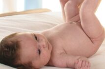 Baby richtig wickeln: Anleitung, Tipps & Video