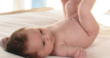 Baby richtig wickeln: Anleitung, Tipps & Video