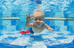 Babys und Kinder sind Wasserratten – auch trotz Trachealkanüle (#1)