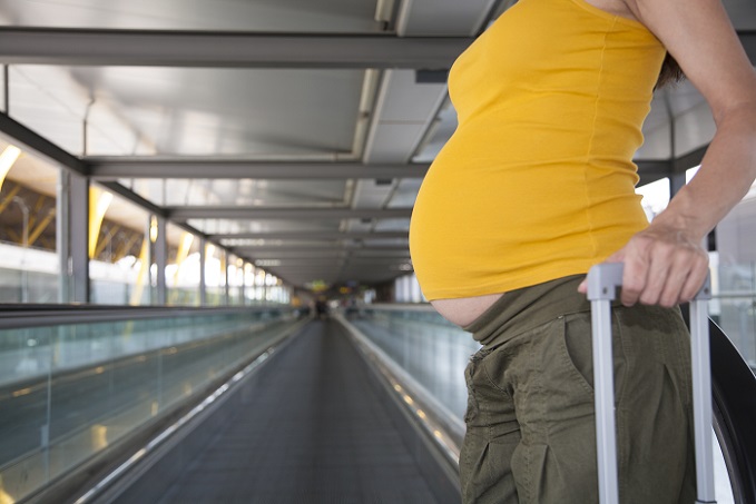 Es gibt ein paar Fälle, in denen Ärzte Schwangeren ganz deutlich vom Fliegen abraten. Mutter und Kind sind unter diesen Bedingungen einem höheren Risiko ausgesetzt. (#02)
