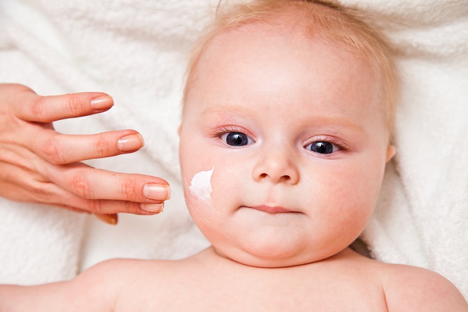Die dünne und leicht angreifbare Haut, vor allem die in Babys Gesicht, gilt es auch entsprechend zu schützen. Schon für sich bietet die Haut jetzt zwar einen guten Schutz und vor allem, wenn sie wenig störenden Faktoren ausgesetzt ist, kommt sie gut klar, wie sie ist, aber ein paar Dinge gilt es doch zu beachten. (#01)