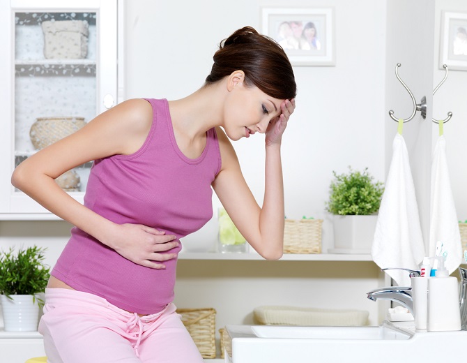 Bei den folgenden Symptomen sollte eine Schwangere unbedingt einen Arzt aufsuchen, der dann eine Untersuchung vornimmt. (#03)