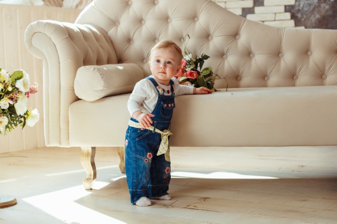 Bei den ersten Schritten die ein Baby wagt, helfen oftmals Möbelstücke für einen festen Stand - die ersten Schritte sollte ein Baby in jedem Fall ohne Schuhe machen. (#1)