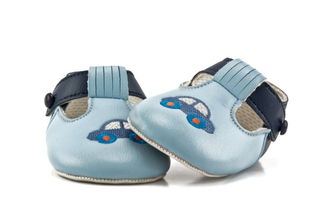 Die Abbildung zeigt sogenante Krabbelschuhe aus Leder. Diese halten die Babyfüßchen im winter schön warm, sind aber beim Laufen lernen nicht sonderlich hilfreich. die bieten keinen Halt - also lieber dicke "Anti-Rutschesocken" anziehen. (#3)