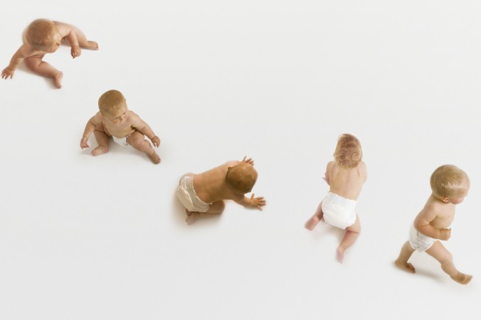 Laufen lernen Babys Schritt für Schritt und hier zeigen die Entwicklungsphasen eindeutig - Laufen lernen kann man ganz zu Beginn am Besten ohne Schuhe. (#2)