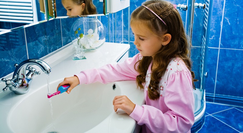Die Frage, ob Eltern ihren eine elektrische Zahnbürste zum Zähneputzen kaufen sollen, ist nicht ganz einfach zu beantworten. (#03)