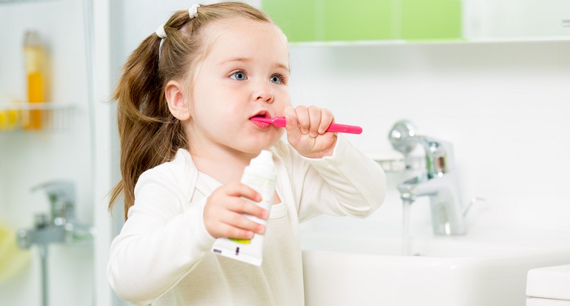 So lange das Kind noch gar keine Zähne hat, muss man auch noch nicht mit Zahnpasta putzen. (#02)