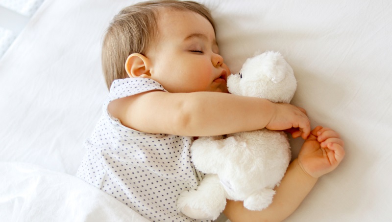 Meist erwarten Eltern einfach zu viel von ihren Babys. Sie sollen so schnell wie möglich durchschlafen, dann am besten noch am Tage einige Stunden schlafen.