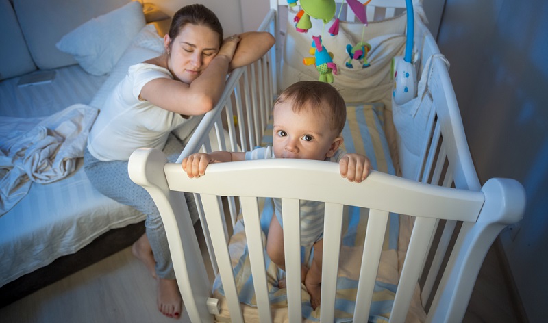 Ab wann Babys die ganze Nacht hindurch schlafen, hängt auch davon ab, ob sie nur gestillt werden oder die Flasche bzw. Beikost bekommen.