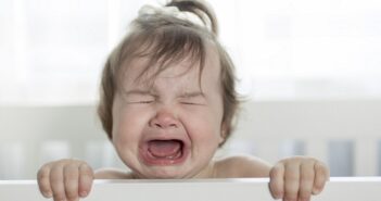 Baby weint im Schlaf: Was kann man dagegen tun?