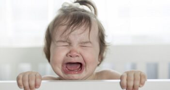 Baby weint im Schlaf: Was kann man dagegen tun?