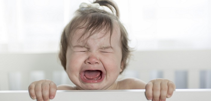Baby weint im Schlaf: Was kann man dagegen tun?