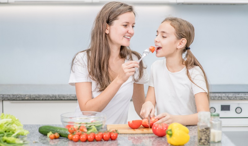 Eine gesunde Ernährung für Kinder kann ganz einfach sein, wenn bestimmte Aspekte berücksichtigt werden. (Foto-Shutterstock: Ermolaev Alexander )