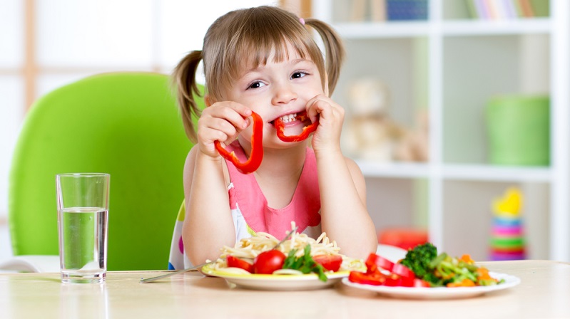 Wer sich näher zum Thema gesunde Ernährung für Kinder, gesunder Stoffwechsel und ausreichende Trinkmenge informieren oder einen individuellen Ernährungsplan erstellt haben möchte, sollte sich direkt bei Metabolic Balance melden. (Foto-Shutterstock: Oksana Kuzmina )