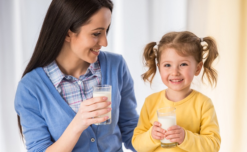 Grundschulkinder berichten häufig darüber, dass sie im Unterricht nicht trinken dürfen. (Foto-Shutterstock: VGstockstudio)