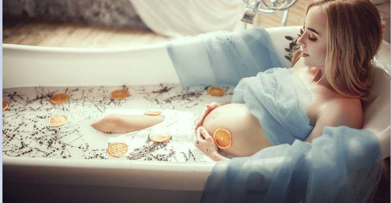  Wenn eine Schwangere in die Badewanne geht, sollte immer sichergestellt sein, dass eine Person in Rufweite ist. ( Lizenzdoku: Shutterstock-Stasia04_)