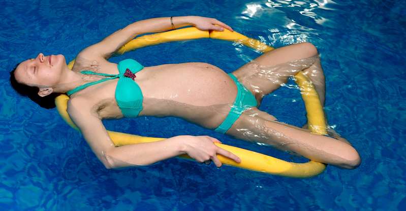 Wer schon vorher gut trainiert war, kann auch schwanger weiter schwimmen gehen. ( Fotolizenz: Shutterstock-morozv_)