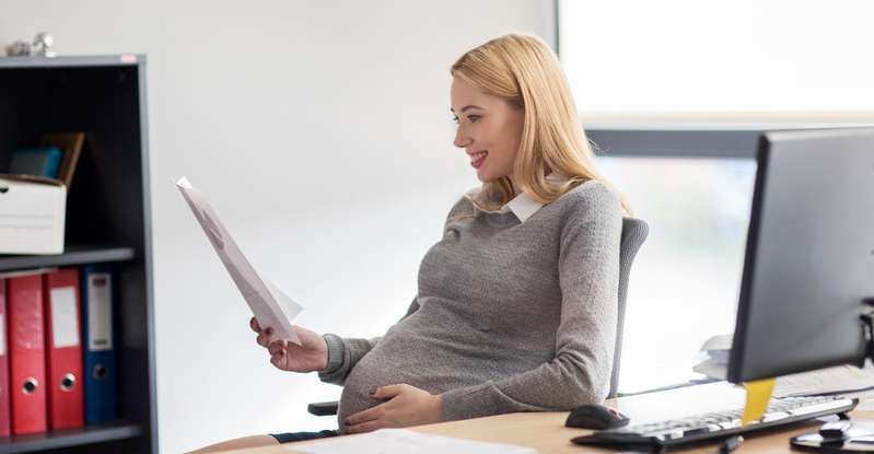 Um vor dem Mutterschutz ein Arbeitszeugnis zu erhalten, ist nur ein formloser Antrag an den Vorgesetzten oder an die Personalabteilung nötig. ( Foto:  Adobe Stock  Syda Productions )