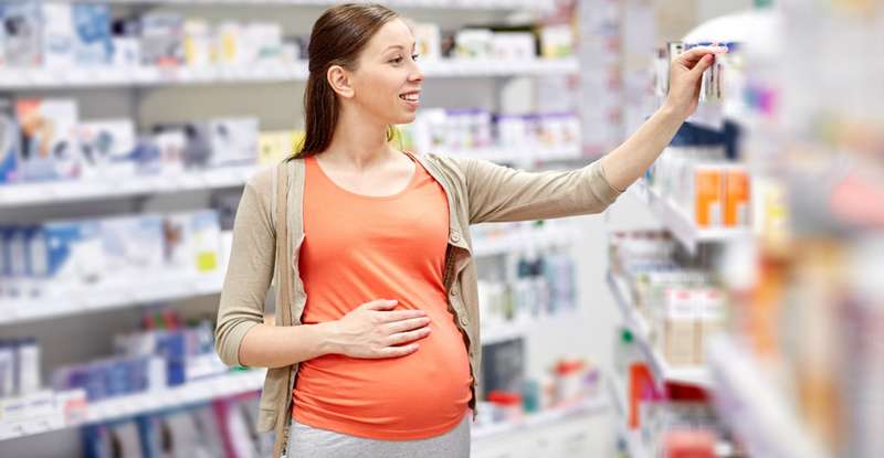 Neben Medikamenten, die vom Arzt verordnet werden, gibt es zahlreiche Mittel zur Selbstindikation, die in Schwangerschaft und Stillzeit verwendet werden können. ( Foto: Adobe Stock Syda Productions )
