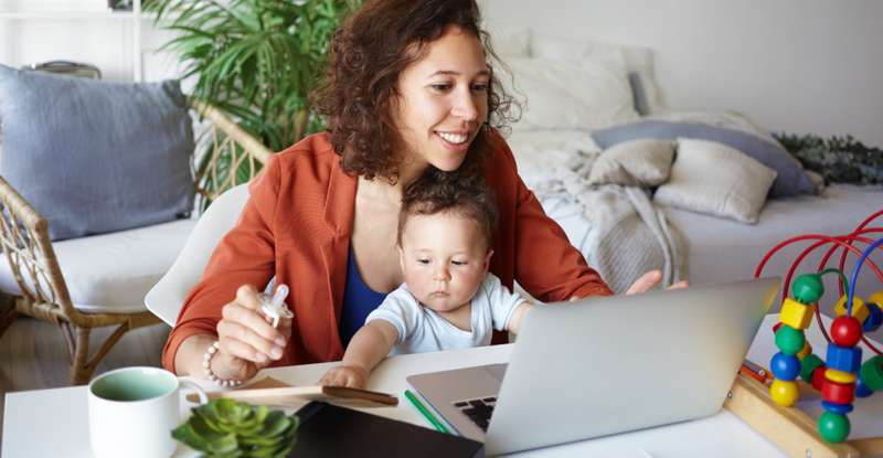 Die meisten Eltern haben das Gefühl, dass ihnen die Zeit durch die Finger rinnt. Wenn sich nach der Geburt des Babys der Tagesablauf neu gefunden hat, entstehen dennoch plötzlich Freiräume. ( Foto: Adobe Stock   shurkin_son )