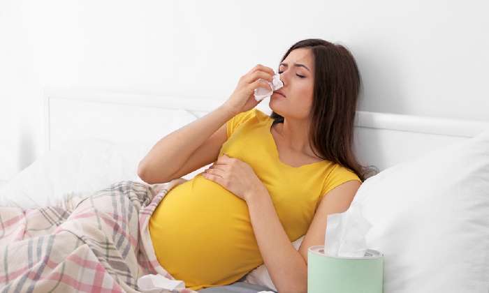 Viele Schwangere plagen sich mit einer verstopften Nase und sind doch nicht krank. ( Foto: Shutterstock - Africa Studio )