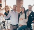 Feiern in der Schwangerschaft: Ab wann wird es dem Baby zu viel? ( Foto: Adobe Stock-deagreez)