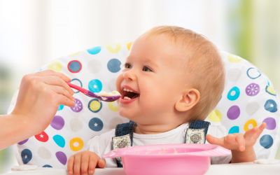 Wichtige Nährstoffe für die Entwicklung von Babys und Kleinkindern (Foto: AdobeStock - JenkoAtaman 57146349)