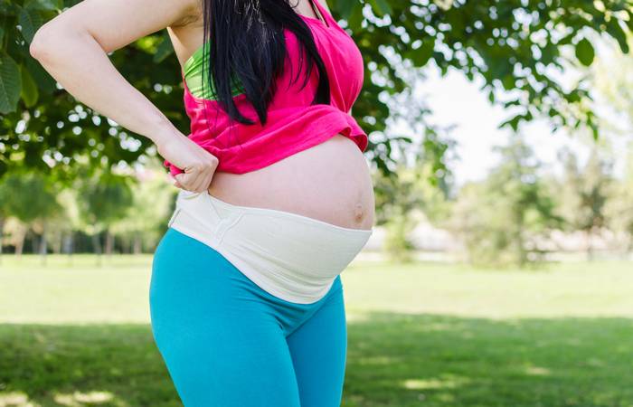 Der Schwangerschaftsgurt muss lang genug sein, damit er perfekt am Bauch anliegt und nicht zu fest gezogen werden muss. ( Foto: Adobe Stock- focusandblur)