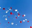 Hochzeitstradition: Wann Ballonsteigen Genehmigung erfordert (Foto: AdobeStock - canonieri 88742989)