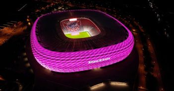Bundesliga-Premiere: FC Bayern Frauen in der Allianz Arena mit Sondertrikot und pinkfarbener (Foto: Allianz Private Krankenversicherungs-AG)