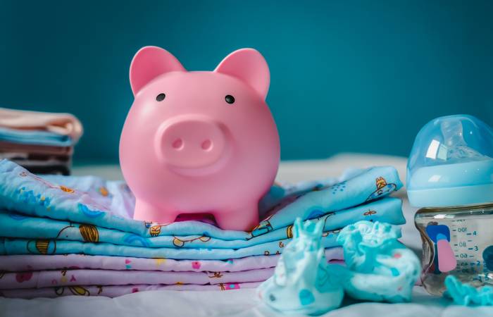 Beim Kauf von Babyartikeln ist es klug, in Qualität zu investieren und dabei auf Langlebigkeit zu achten, anstatt sich von niedrigen Preisen verleiten zu lassen. (Foto: AdobeStock - 540745461 Joke Phatrapong) 
