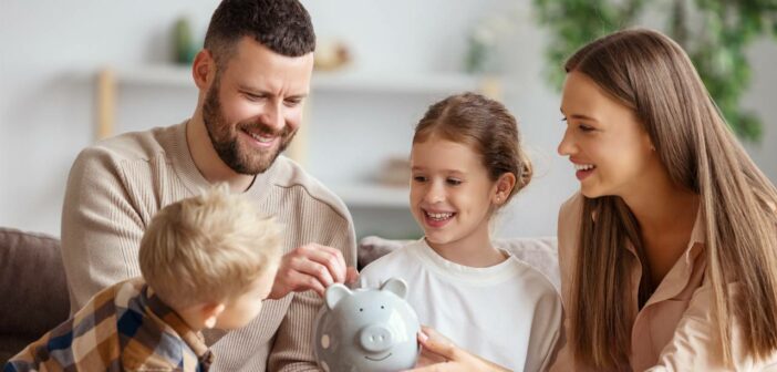 Sparen für Kinder: Wie Eltern für die Zukunft ihres Nachwuchses vorsorgen können (Foto: AdobeStock - 388426642 JenkoAtaman)