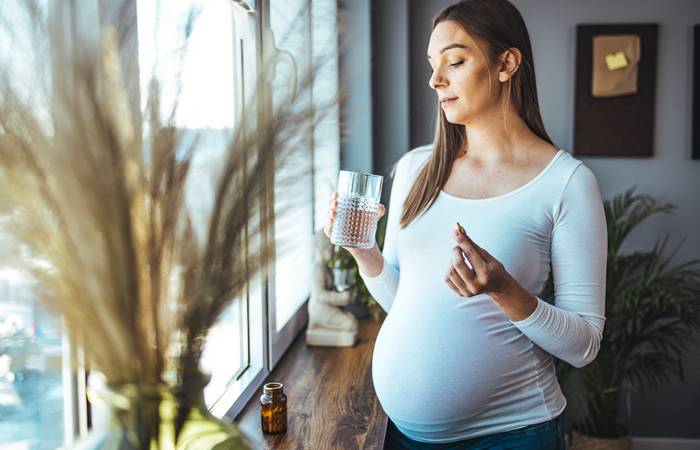 Wenn Hausmittel keine Wirkung zeigen, stehen einige Medikamente zur Verfügung, die auch während der Schwangerschaft eingenommen werden können. (Foto: AdobeStock - 484188636 Dragana Gordic)