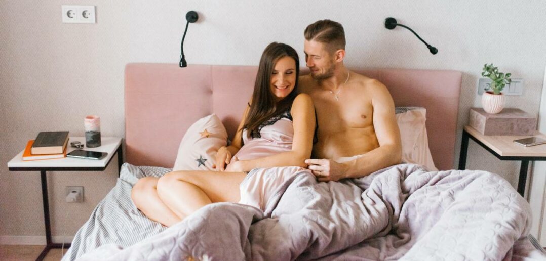 Sex Fragen fürs Paar: Intimität und Verbundenheit während der Schwangerschaft (Foto: AdobeStock - 729199325 Sunshine)