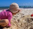 Gebrauchte UV-Schutzkleidung schützt Kinder kostengünstig zuverlässig optimal vorm (Foto: AdobeStock - Alexandra - 200567528)