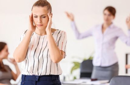 Die Arbeitsstättenverordnung definiert gesetzlich präzise Bürolärmgrenzwerte ab 35 (Foto: AdobeStock - Pixel-Shot - 401519309)